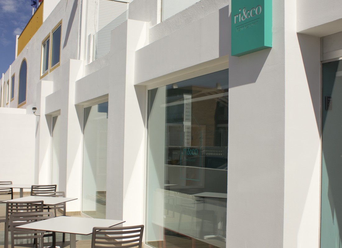 Junto al Hotel Costa Azahar